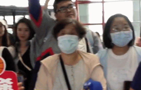 北汽男篮全队今日返回北京，众多北京球迷来到机场迎接球队